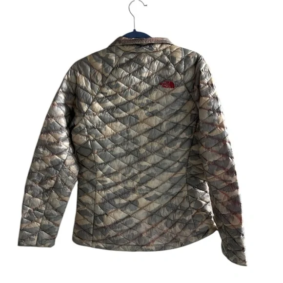 The North Face Gray and Cream Camo Puffer Jacket with Quilted Design - Picture 3 of 5